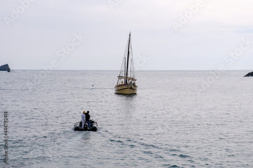 Barco velero en el mar con linea del horizonte al fondo