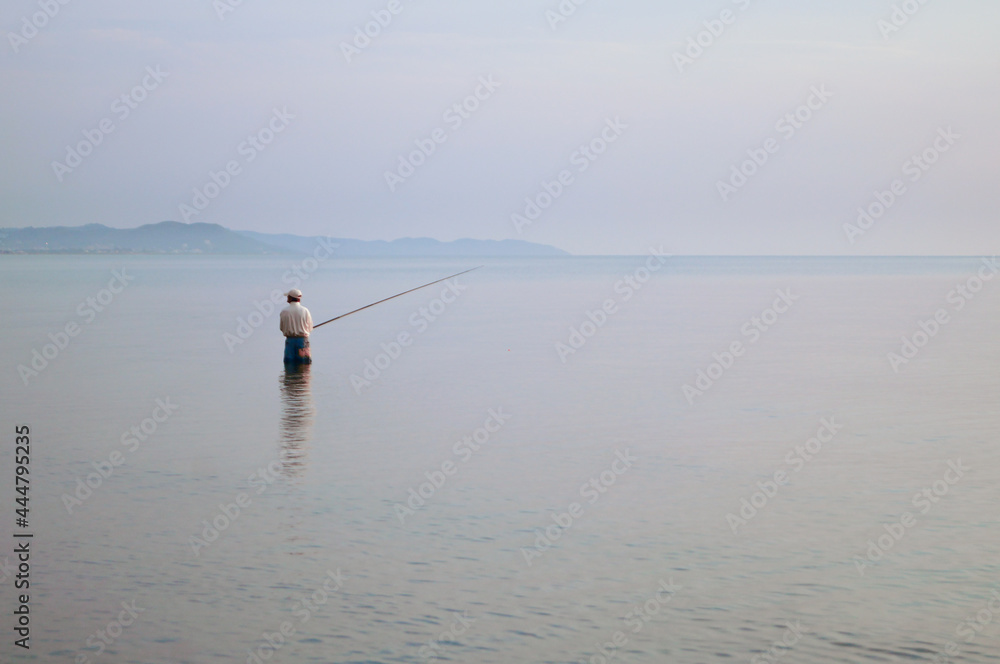 Rybak łowiący ryby w morzu