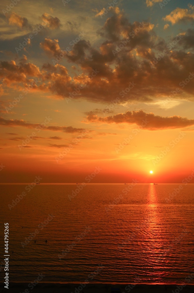 Naklejka premium Zachód słońca nad morzem w Durres Albania Bałkany