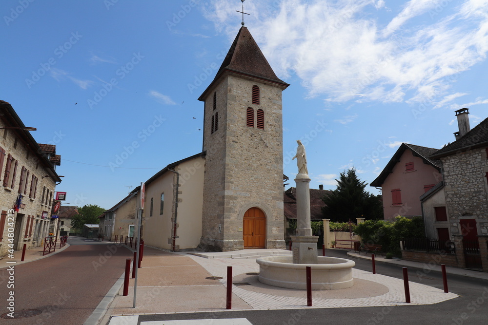 La rue principale du village, village de Briord, departement de l'Ain, France