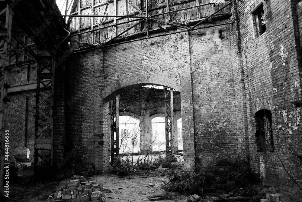 altes, verfallenes Gebäude in Potsdam altes, verfallenes Gebäude in Potsdam