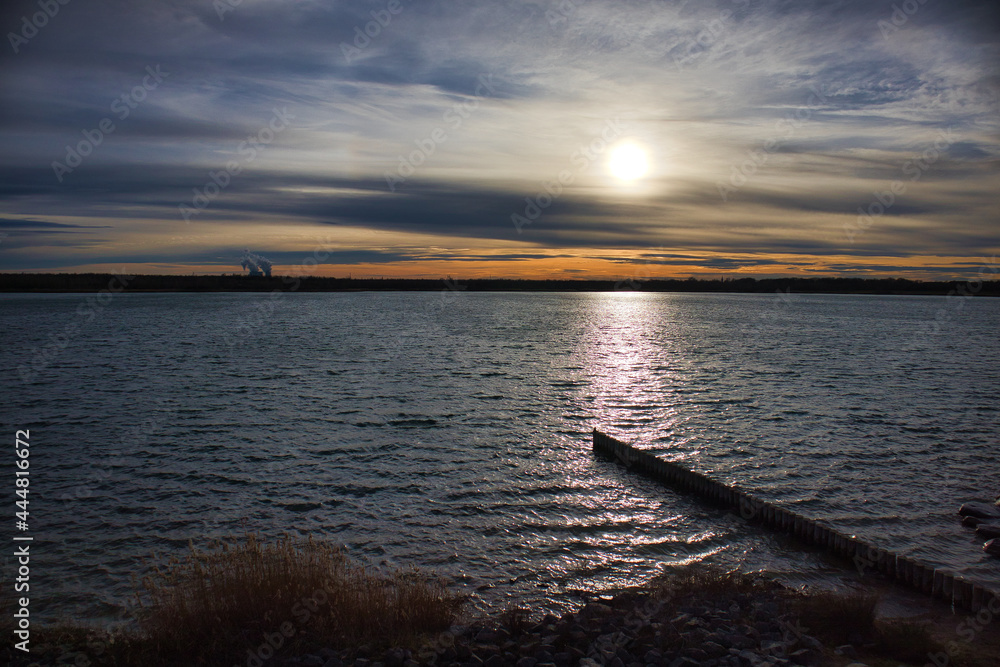 Obraz premium Uferlandschaft am Markkleeberger See mit Buhnen aus Holz und Steinen bei Sonnenuntergang, Markkleeberg, Landkreis Leipzig, Sachsen, Deutschland