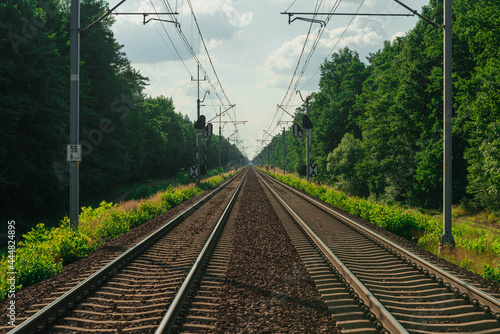 Dwutorowa, zelektryfikowana linia kolejowa.