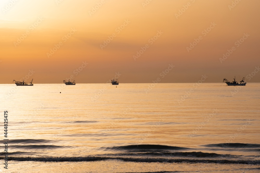 Pescherecci all'Alba - Giulianova - Teramo - Abruzzo - Italia Pescherecci all'Alba - Giulianova - Teramo - Abruzzo - Italia