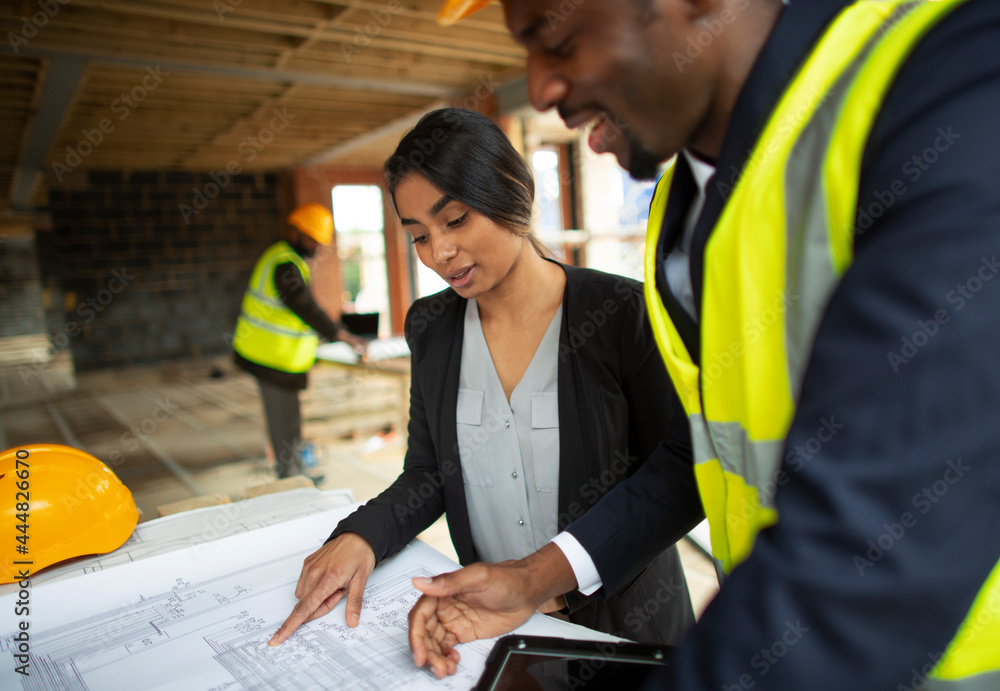 © Paul Bradbury/Caia Image - Architect and engineer reviewing blueprints at construction site © Paul Bradbury/Caia Image - Architect and engineer reviewing blueprints at construction site