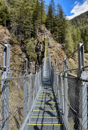 Brücke, Hängebrücke, Kals, Großglockner, Osttirol,  Weg, Wald, Ködnitztal, Ködnitzbach, Spannweite, Tragseil, Schlucht, Schrauben, Stufen, wackelig, bewegen, Geländer, Maschendraht, Maschendrahtzaun,  photo