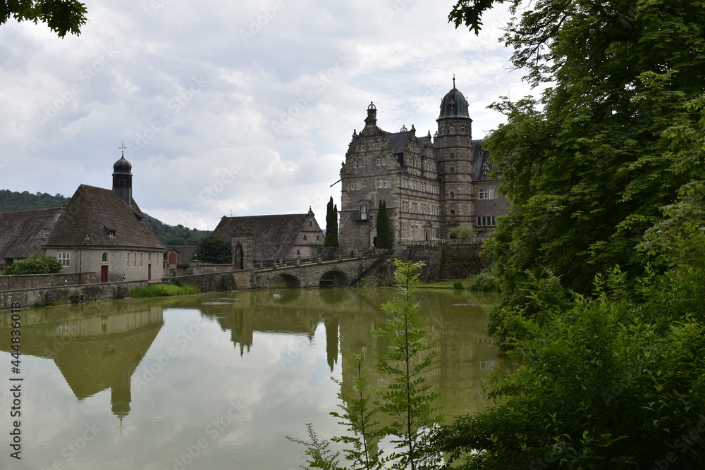 Schloss in Hämelschenburg, am Teich
