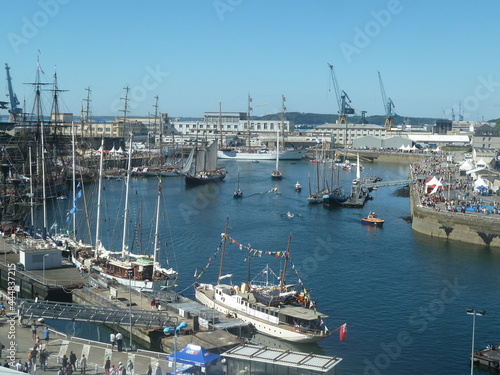 Fête des bateaux dans la ville de Brest, réunions de grands bateaux à voile à l'international, port maritime, commerce et militaire, évènement urbain, exploration découverte, de culture et d'histoire