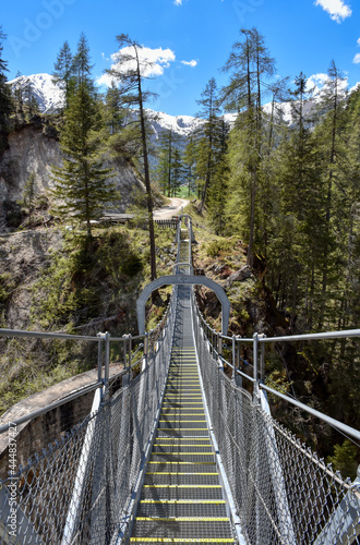 Brücke, Hängebrücke, Kals, Großglockner, Osttirol,  Weg, Wald, Ködnitztal, Ködnitzbach, Spannweite, Tragseil, Schlucht, Schrauben, Stufen, wackelig, bewegen, Geländer, Maschendraht, Maschendrahtzaun,  photo