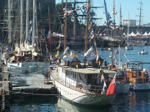 Fête des bateaux dans la ville de Brest, réunions de grands bateaux à voile à l'international, port maritime, commerce et militaire, évènement urbain, exploration découverte, de culture et d'histoire photo