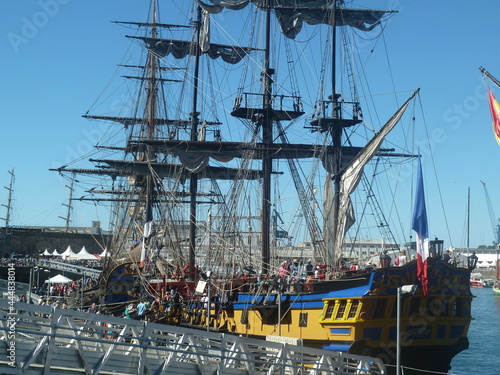 Fête des bateaux dans la ville de Brest, réunions de grands bateaux à voile à l'international, port maritime, commerce et militaire, évènement urbain, tournage de film photo