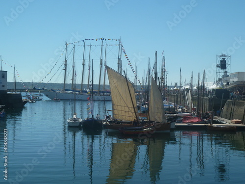 Fête des bateaux dans la ville de Brest, réunions de grands bateaux à voile à l'international, port maritime, commerce et militaire, évènement urbain, tournage de film photo