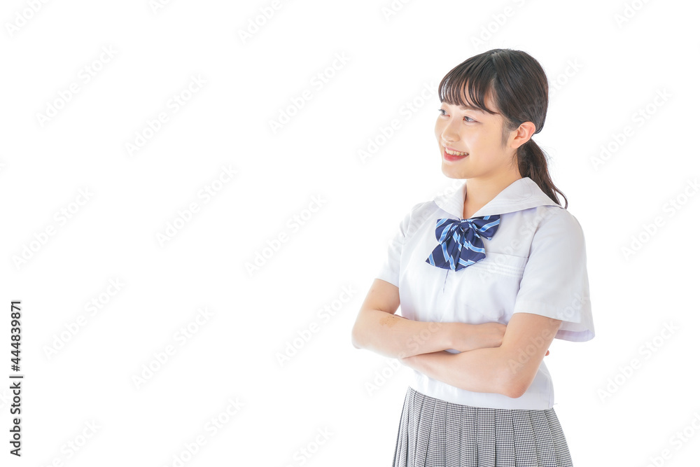 腕を組む制服を着た女子学生