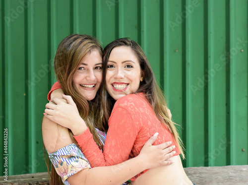 Retrato de dos amigas dandose un abrazo, mujeres guatemaltecas muy bonitas, con cabello largo. photo