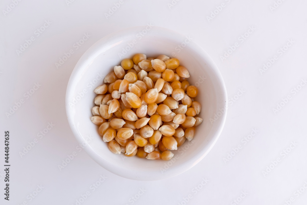granos de maíz palomero crudo sobre fondo blanco granos de maíz palomero crudo sobre fondo blanco