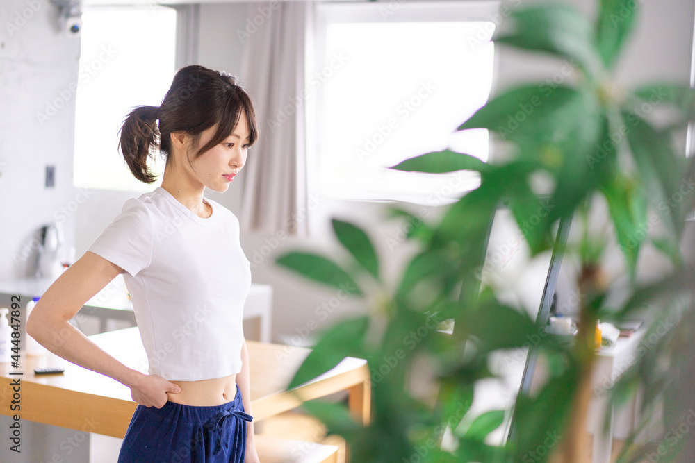 ダイエットをする若い女性 ダイエットをする若い女性