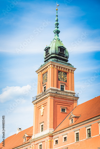 Obraz na płótnie Close view of the Clock tower of The Royal Castle in the old town city center of Warsaw, Poland. w salonie