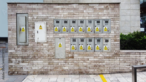 Photos Panel de interruptores de energía eléctrica con puerta cerrada