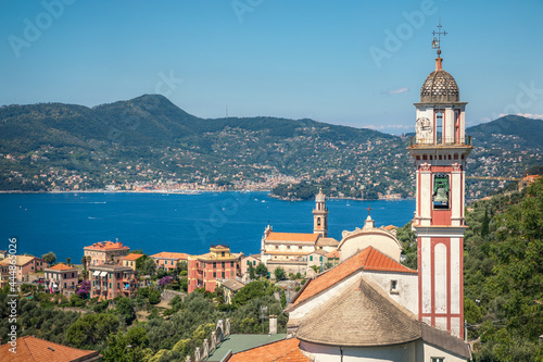 Tableau sur toile Chivari, Italy, 23 June, 2019 - view of Chiesa Sant'Andrea di Rovereto at Chiavari, Portofino area visible on the horizon