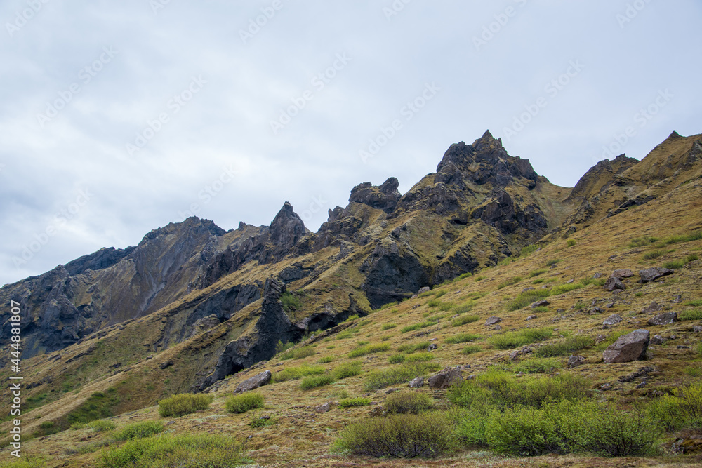 Wanderung in der Thorsmörk und Godaland im Süden von Island über Felsen und durch Schluchten mit Moos bewachsenen Abhängen.