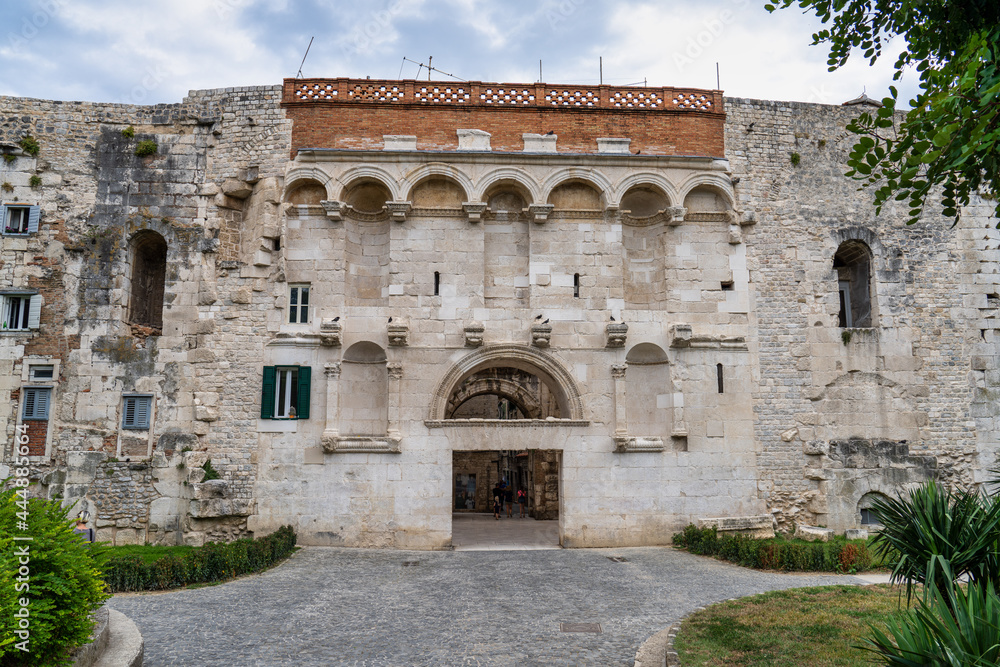Obraz premium Golden Gate, the North Gate of Diocletian s Palace in Split, Croatia