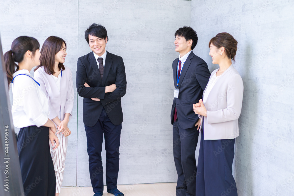 朝会をするビジネスパーソン