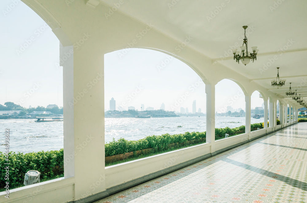 Obraz premium walkway riverside colonial style