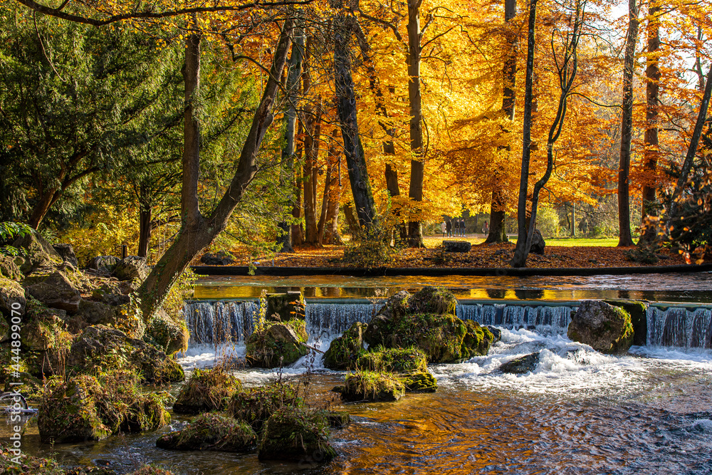 Fototapeta premium Englischer Garten - Farbenspiele am Wasserfall am Schwabinger Bach / Eisbach