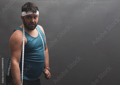 Cuadro en lienzo young fat man posing with a tape measure pretending to be funny