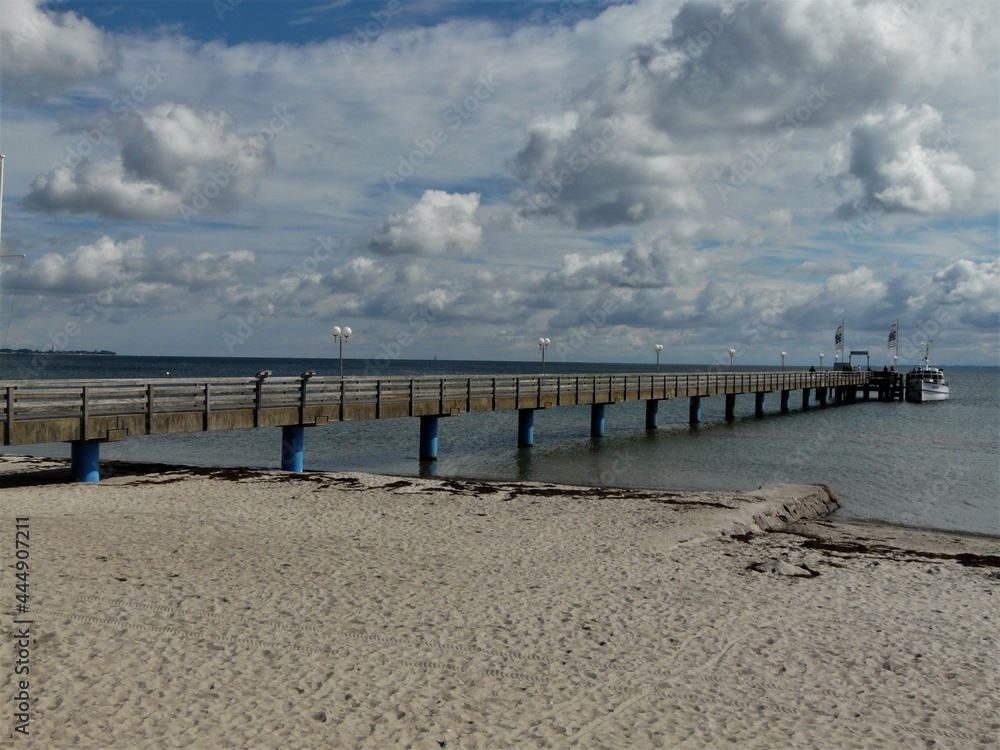 Seebrücke mit Strand, Ostsee, Himmel und Wolken in Haffkrug