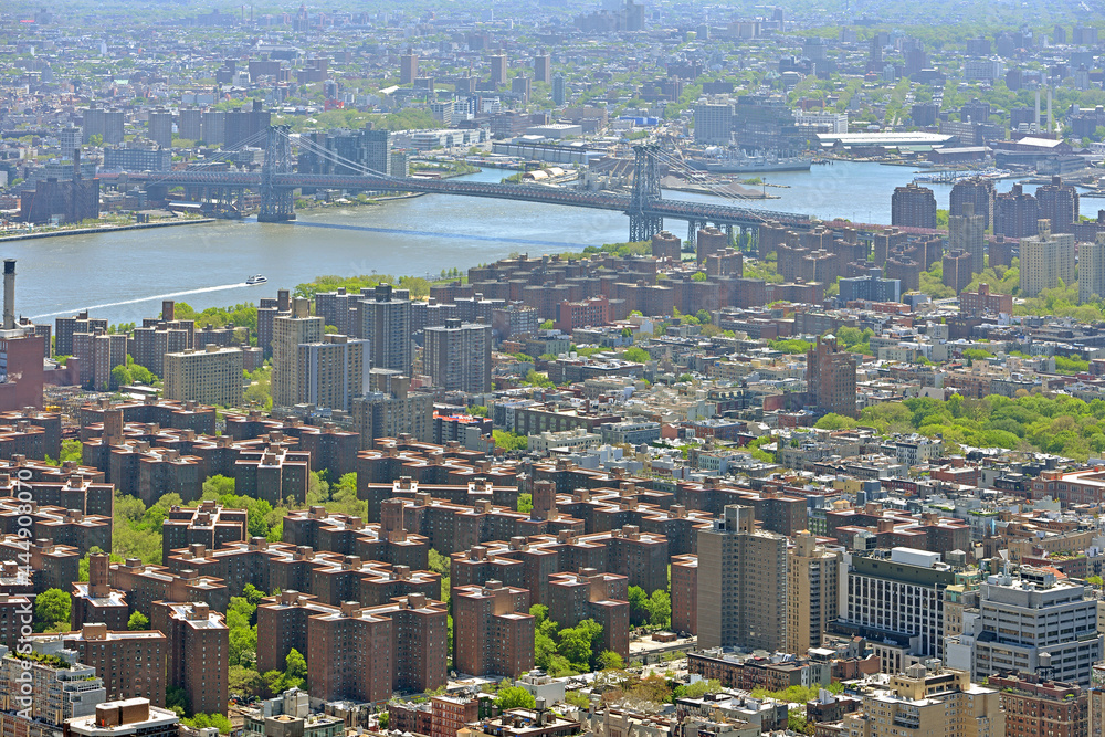 Fototapeta premium Manhattan aerial view and Williamsburg Bridge in spring. New York City (NYC), USA
