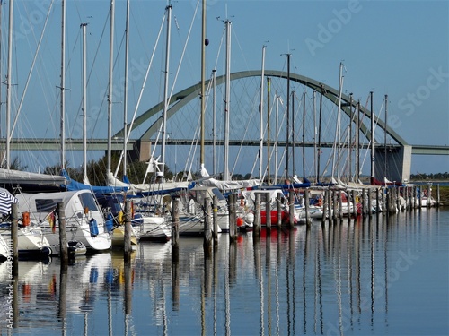 Yachthafen in Grossenbrode an der Ostsee mit Bogen der Fehmarnsundbrücke im Hintergrund