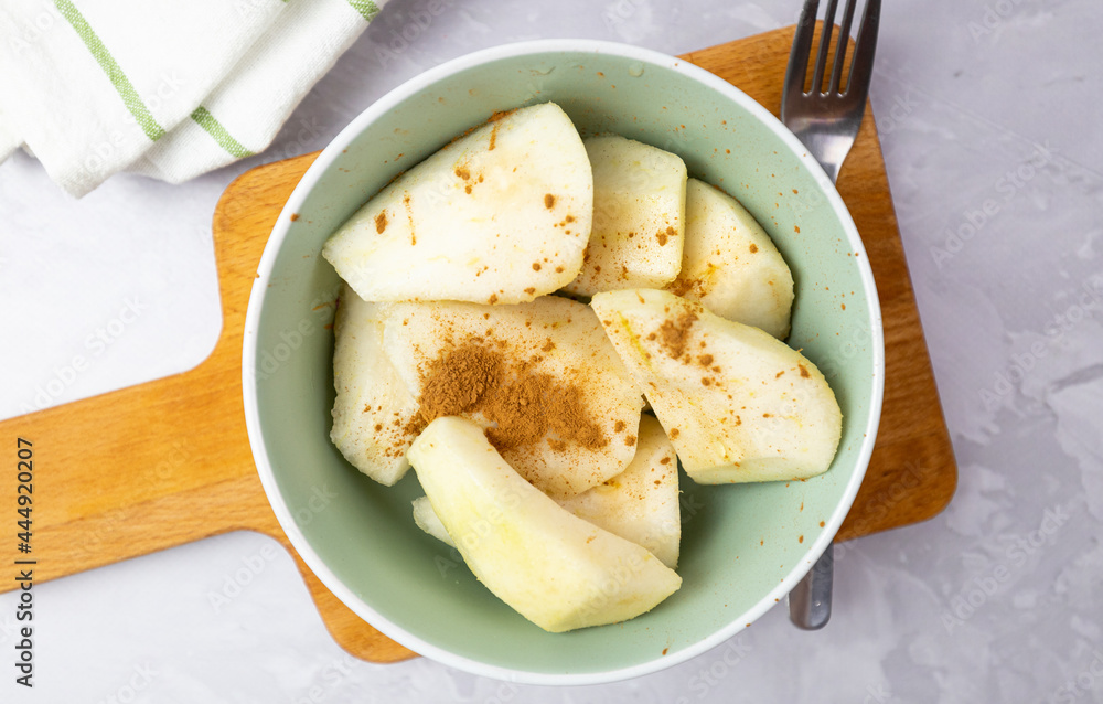 Gruszka z cynamonem, prosty deser