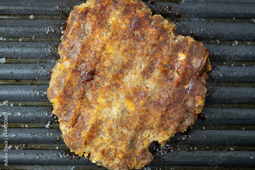 Mięso wieprzowe na patelni grillowej. Delikatne i soczyste mięso na obiad.