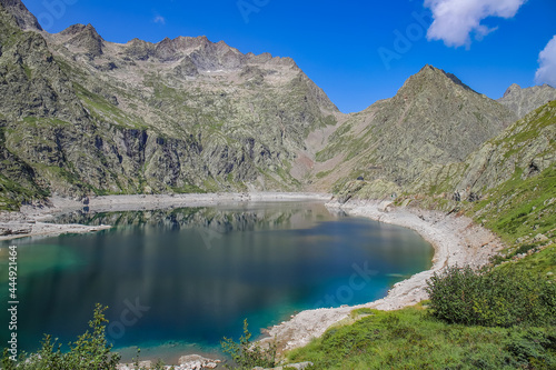 Fototapeta Naklejka Na Ścianę i Meble -  Lago di montagna dall'acqua cristallina, immerso nella natura 