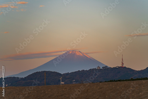 朝日を浴びて赤く染まった富士山 【morning burn and Fuji on Hiratsuka Beach】