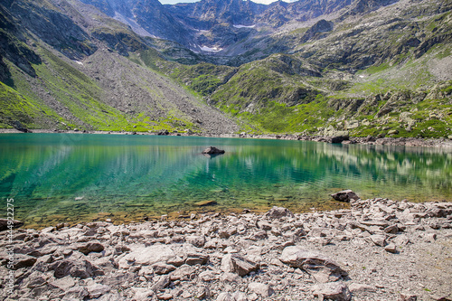 Lago di montagna dall'acqua cristallina, immerso nella natura 