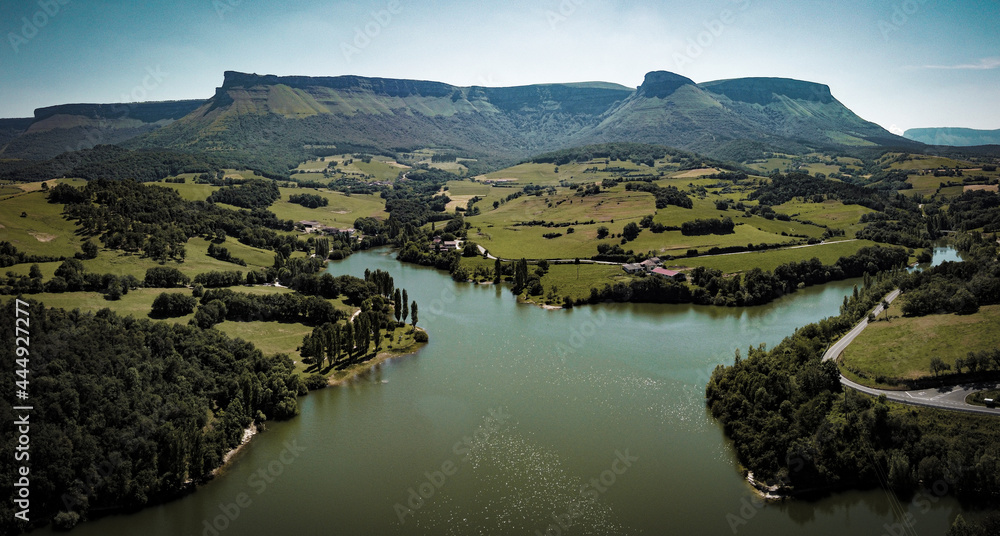 Fototapeta premium Lago rodeado por montes