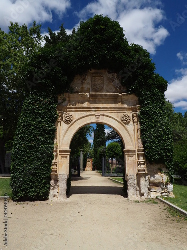 arco de piedra entrada a los jardines del castillo