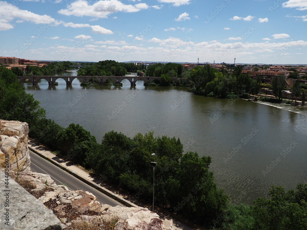 Puente de piedra sobre el rio Duero