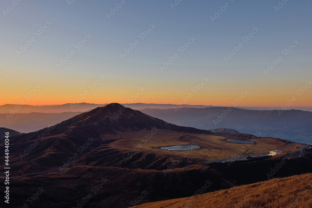 杵島岳登山「山頂から望む日の出前の草千里ヶ浜と烏帽子岳」