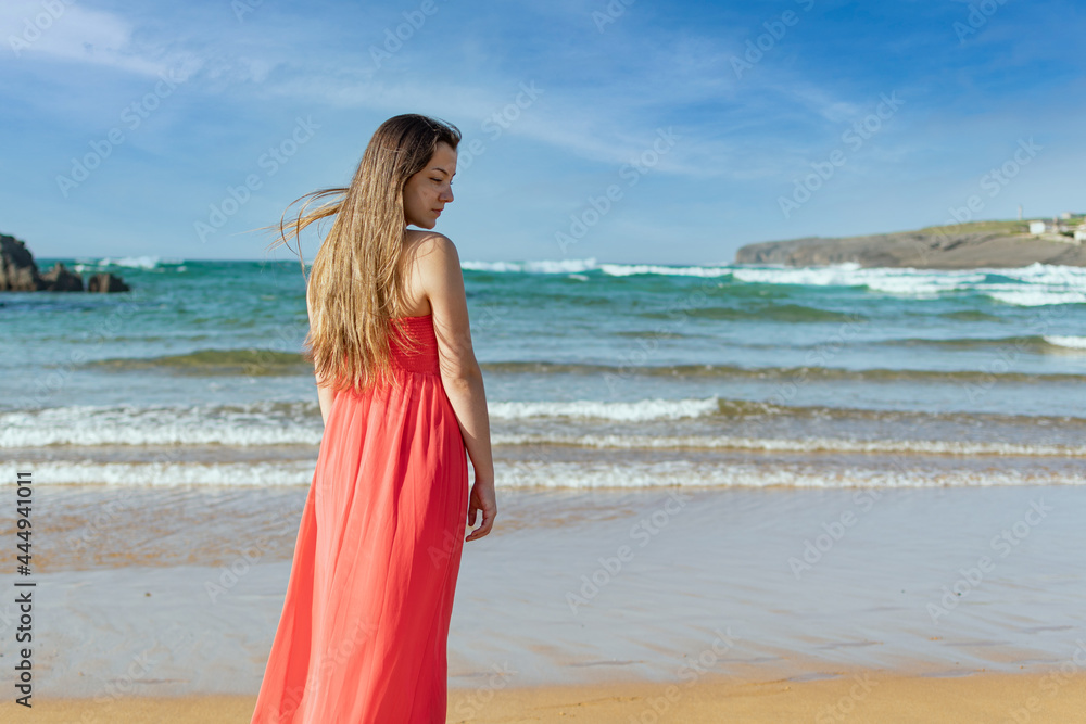 mujer en la playa con vestido. mujer en la playa con vestido.