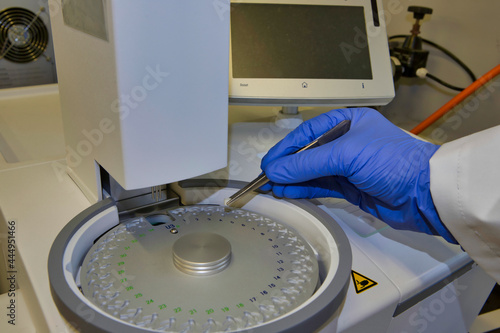 Fotografie Scientist analysing a sample by DSC in a chemistry laboratory