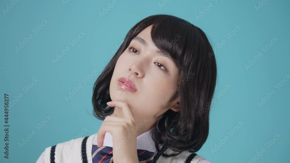 考える女子学生