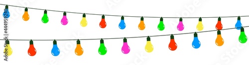Guirlandes d'ampoules colorées sur fond blanc