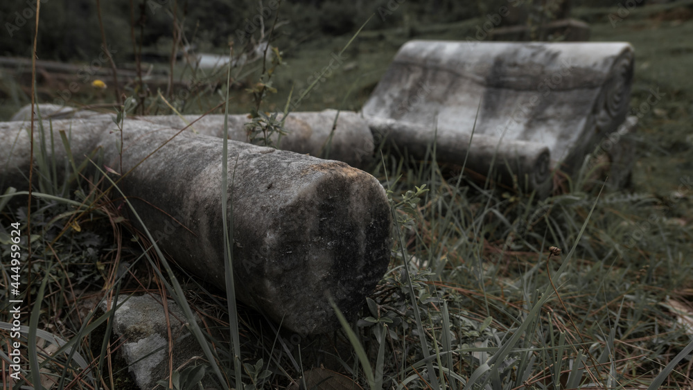 Obraz premium Symbols of death. The destroyed grave of an unknown person in the old cemetery