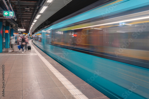 Fahrende U-Bahn mit Bewegungsunschärfe in Frankfurt am Main © S Amelie Walter