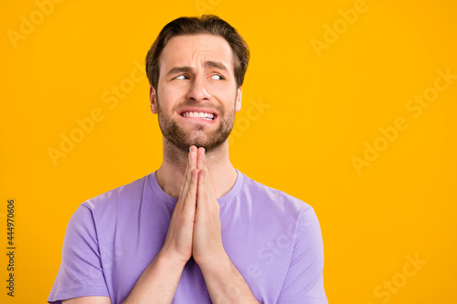 Fotografia Photo of doubtful stressed gentleman wear violet t-shirt arms together biting li