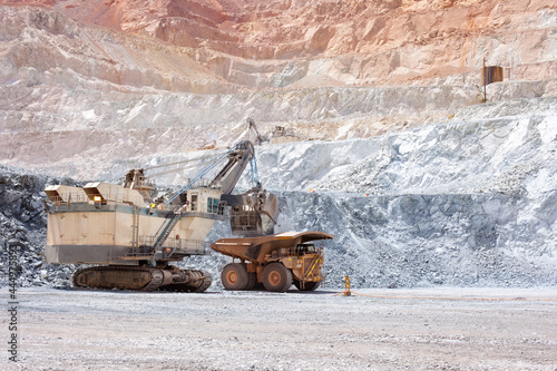 Foto Electric rope shovel loading a dump truck at a copper mine in Peru
