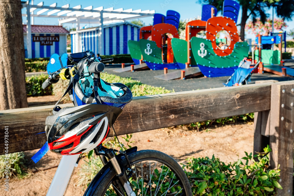 The sport by bicycle and the walk through playgrounds is useful to spend the children's summer vacations.